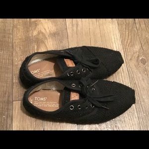 Toms black faux fur cordones